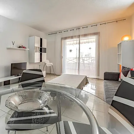 One Bedroom With Pool In Los Cristianos, San Marino * Los Cristianos (Tenerife)