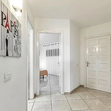 Apartment One Bedroom With Pool In Los Cristianos, San Marino