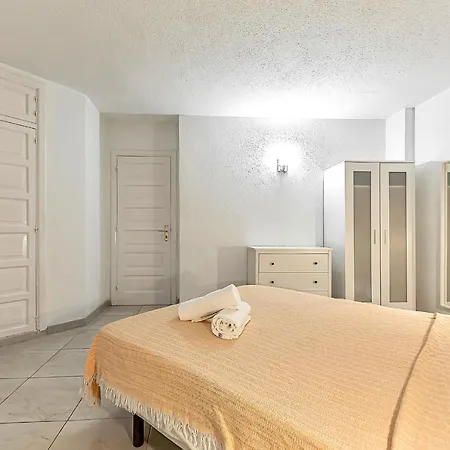 One Bedroom With Pool In Los Cristianos, San Marino *