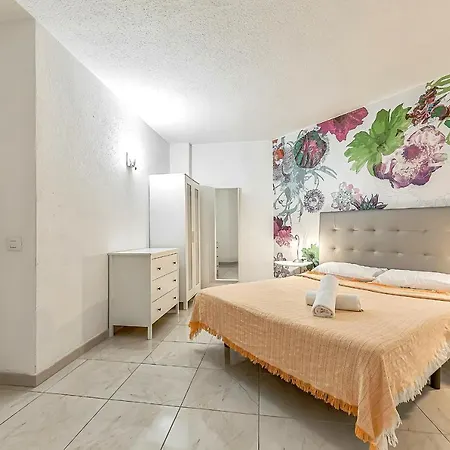 One Bedroom With Pool In Los Cristianos, San Marino Apartment