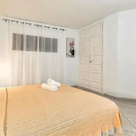 One Bedroom With Pool In Los Cristianos, San Marino * Los Cristianos (Tenerife)